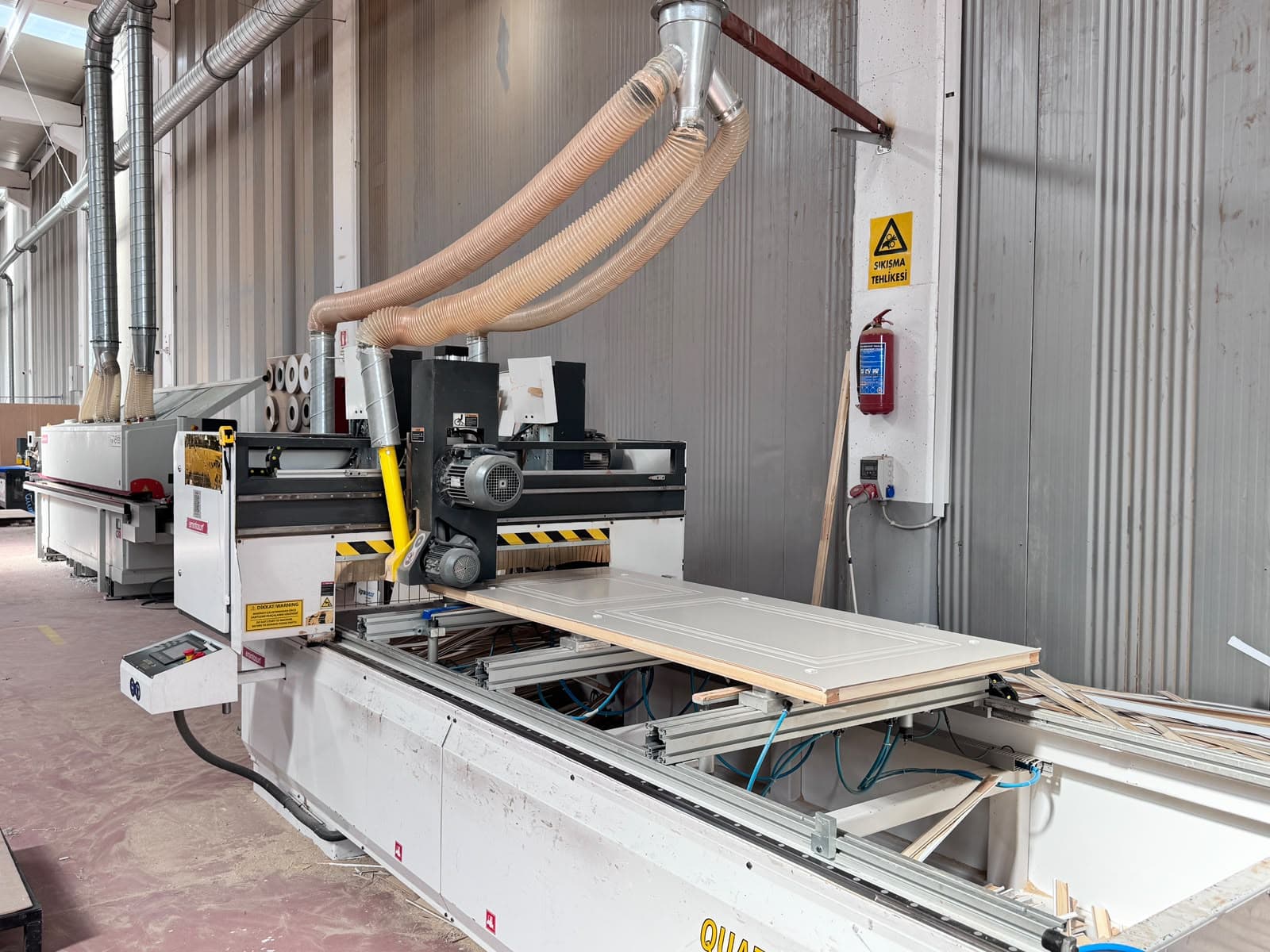 Üretim alanındaki ahşap panel işleme makinesi